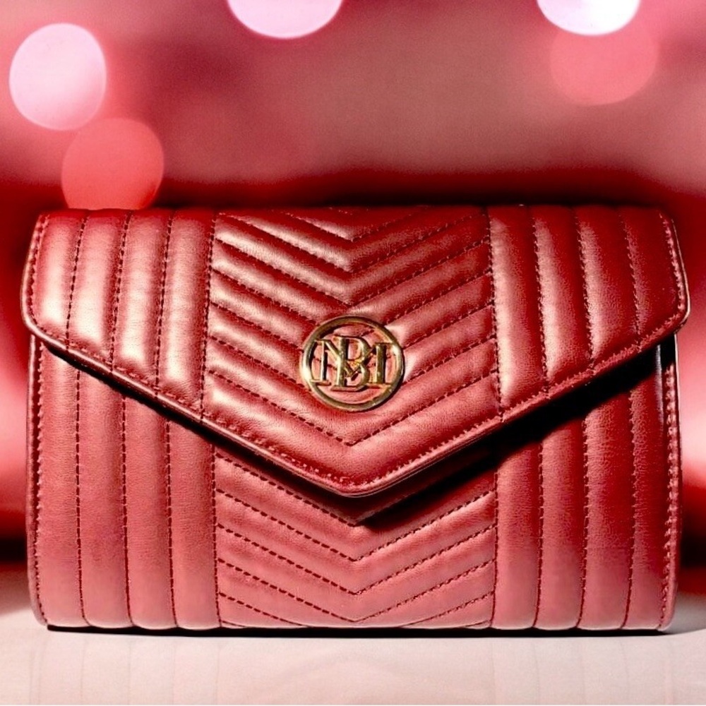 BADGLEY MISCHKA women’s V Quilting Center Crossbody